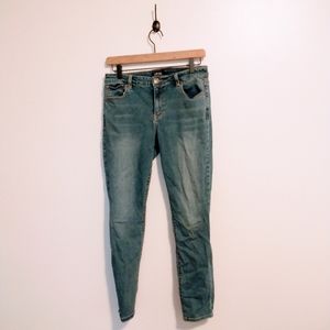 Buffalo David Bitton skinny jeans size 8. Has some stretching at the crotch, sho